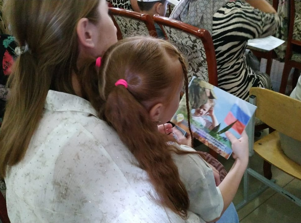 В Кизляре вручили подарочные наборы школьника детям из малообеспеченных, многодетных семей, детям участников специальной военной операции, детям-инвалидам.